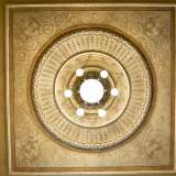...illuminati da lampadari inseriti al centro di raffinati decori in pietra ed impreziositi da maschere teatrali...